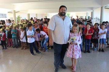 Fabião entrega ovos de Páscoa.