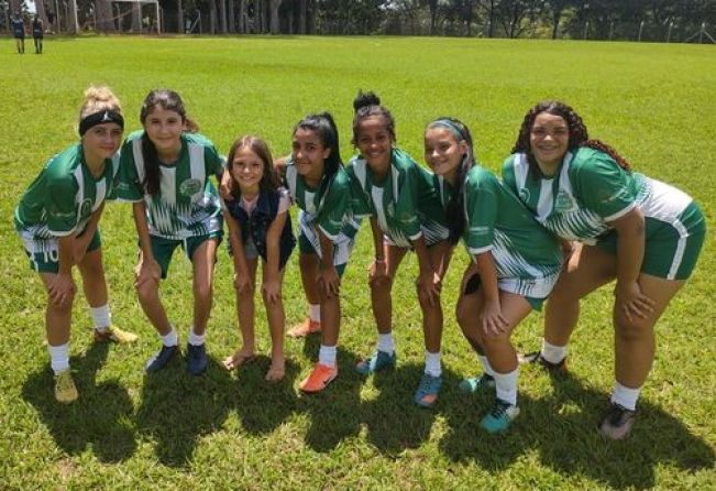 MENINAS NO FUTEBOL